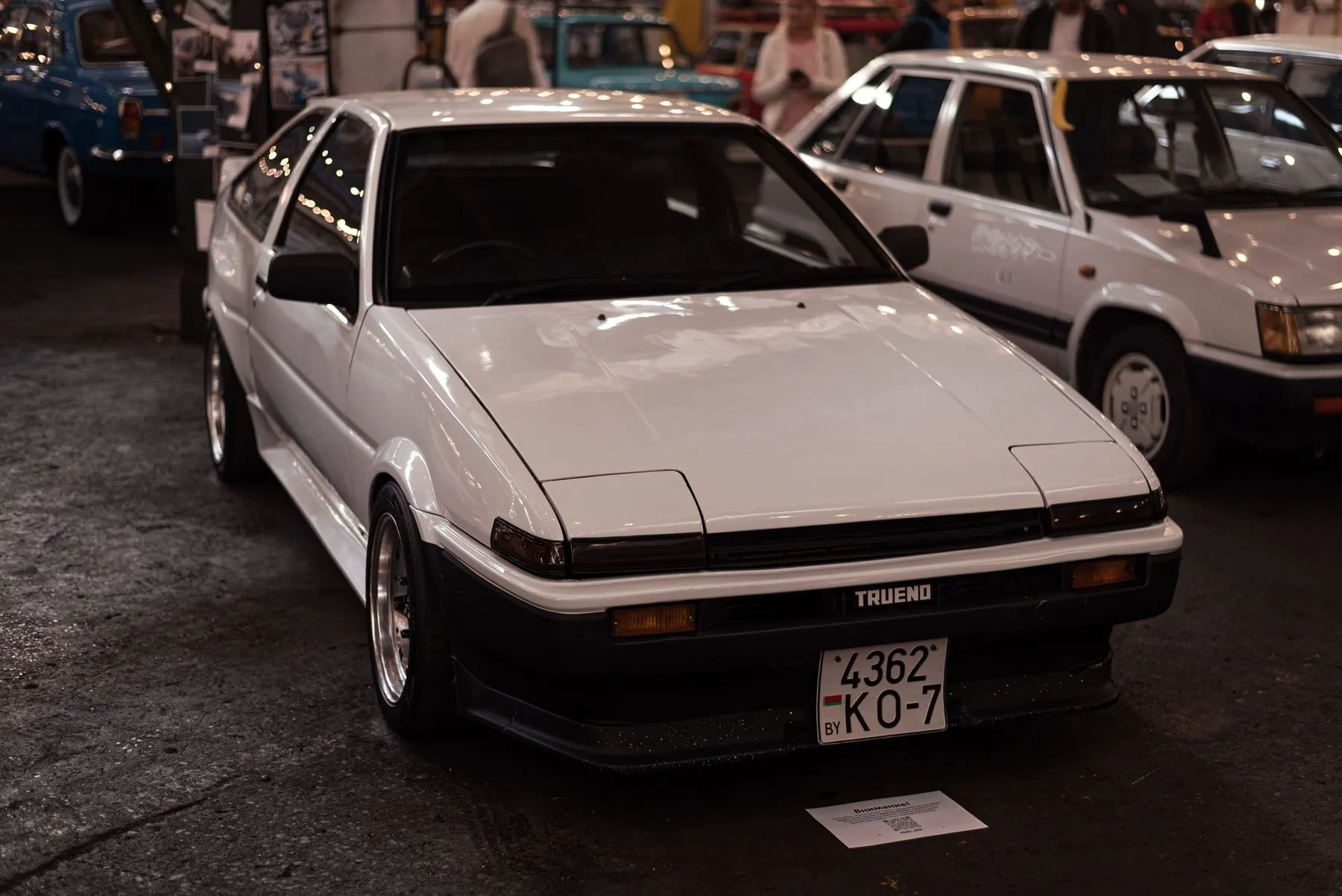 Toyota AE86 Sprinter Trueno blanco y negro derrapando en un circuito