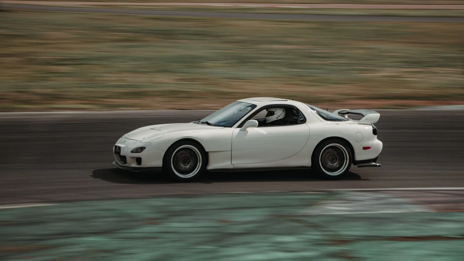 Mazda RX-7 FD blanco rodando en circuito, propulsado por el motor rotativo 13B-REW