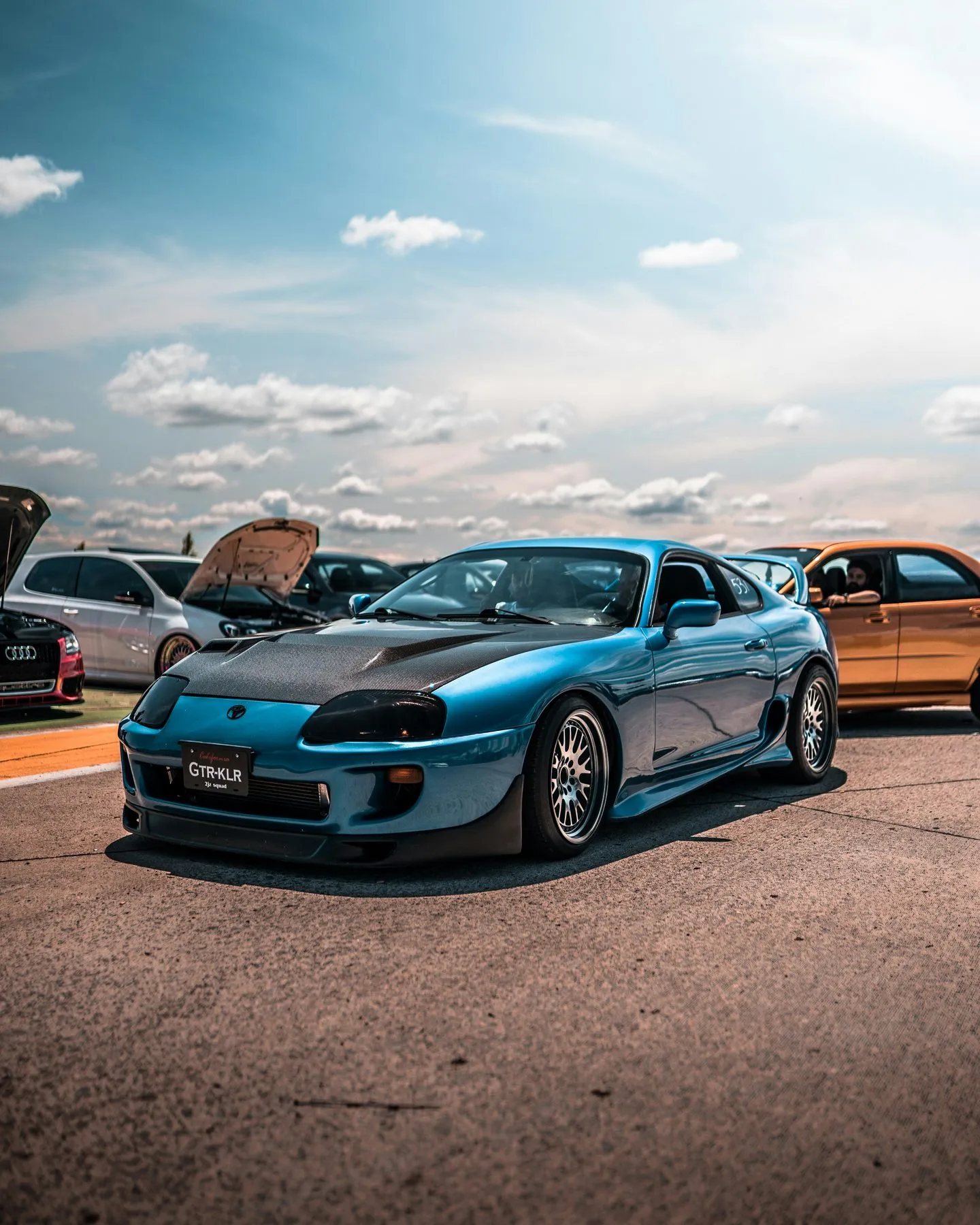 Toyota Supra MK4 A80 de perfil mostrando su alerón trasero característico